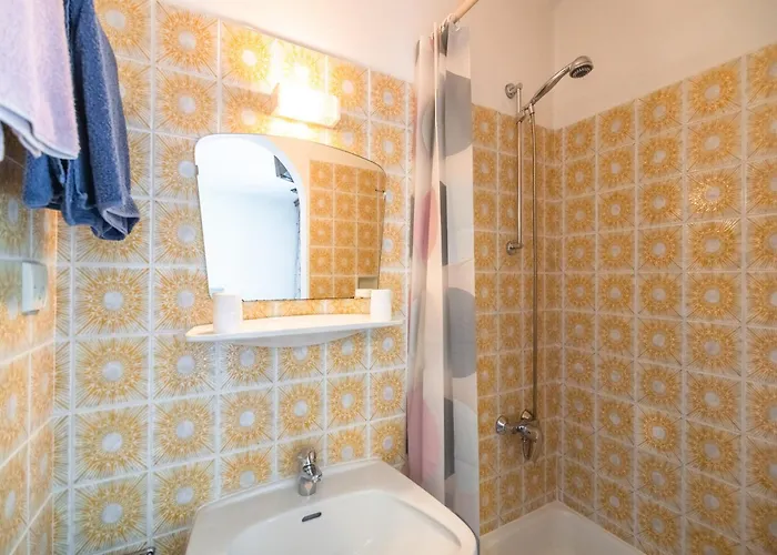 Contemporary In Near Area Daire